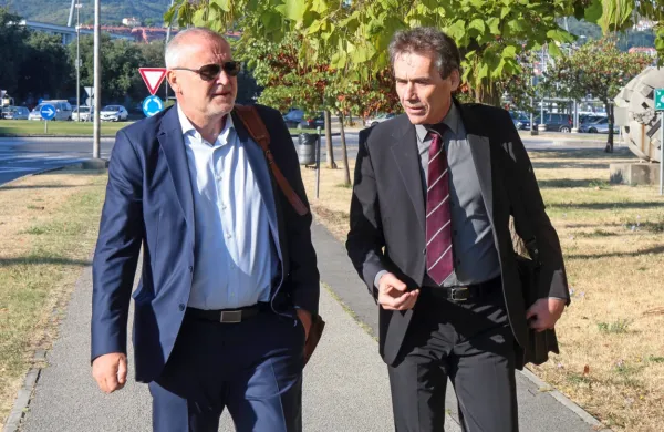 Sergej  Racman  (levo  odvetnik  Janez  Koščak, ki zagovarja  Dejana  
Šurbka)  je  sodišču  predlagal, da  mu vrne  800.000 evrov  varščine,  
a  mu niso  ugodili.  