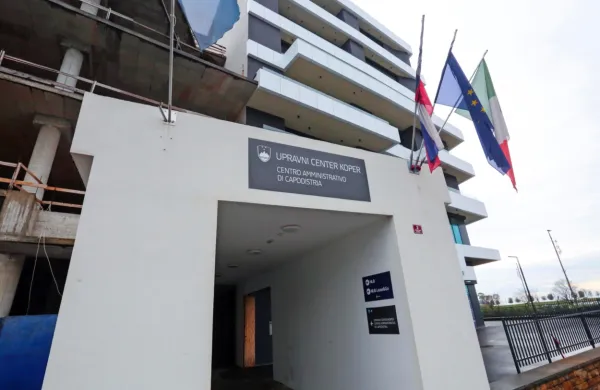 Na ministrstvu za javno upravo zavračajo po njihovih navedbah 
zavajajoče informacije glede predvidene reorganizacije poslovanja in ukinjanja upravnih enot. 