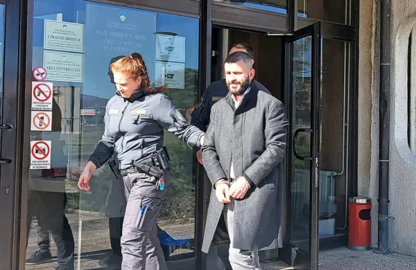 Eltona  Shkurtija  so   na  koprsko  sodišče pripeljali iz  ljubljanskega  
zapora,  kjer  je  v  priporu.  