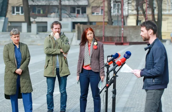 Nevladniki so opozorili na diskriminatornost novele zakona o 
tujcih. Na fotografiji (z desne) Miha Blažič, Metka Naglič, Goran 
Lukić in podpredsednica državnega zbora Nataša Sukič.
