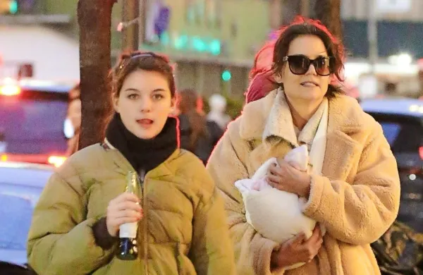 16-letna Suri Cruise z mamo Katie Holmes