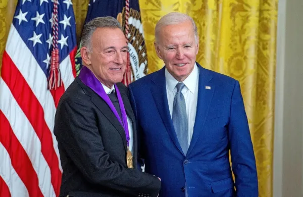 Biden  je Brucea Sprinsteena pohvalil za izjemen prispevek ameriški glasbi in za to, da je pač The Boss.