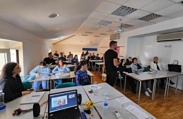 Pripovedovanje zgodb je pomembno tudi v poslovnem okolju, 
poudarja fotograf in strokovnjak za marketing Jernej Narat. 