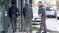 Marko Pižeta (med pravosodnima policistoma pred  novogoriškim  sodiščem) je zaradi avgustovskega 
poskusa uboja še vedno v priporu.


