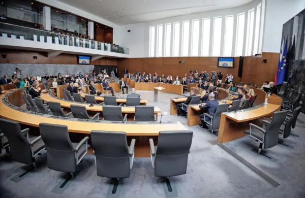 Z aprilom vi&scaron;je plače tudi poslancem