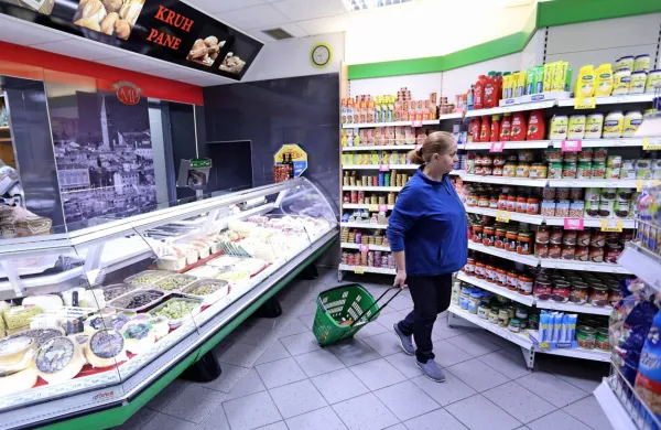 Inšpektorat je v okviru akcije sicer posebej veliko posredovanih 
delavcev, in sicer 138, naštel v trgovcu Engrotuš, kjer je februarja 
poostren nadzor opravil skupaj s predstavniki Finančne uprave RS 
(Furs).