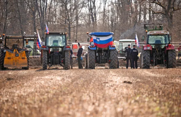 Sindikat kmetov Slovenije  v petek organizira opozorilni protest, ki 
se bo ob 13. uri začel po več krajih po državi. Fotografija je 
simbolična. 