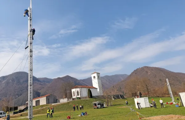 Montažni stebri, ki so jih predstavili v Volčah,   hitro nadomestijo 
poškodovane klasične.  