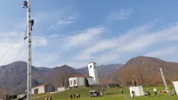 Montažni stebri, ki so jih predstavili v Volčah,   hitro nadomestijo 
poškodovane klasične.  