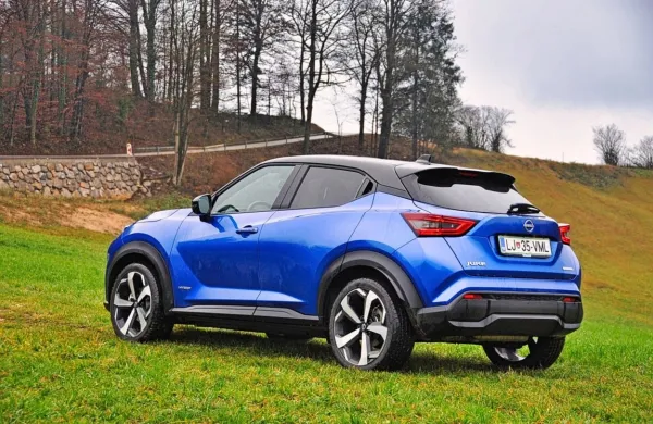  Nissan juke je zdaj na voljo tudi s hibridnim pogonom, ki so si ga 
sposodili pri Renaultu.