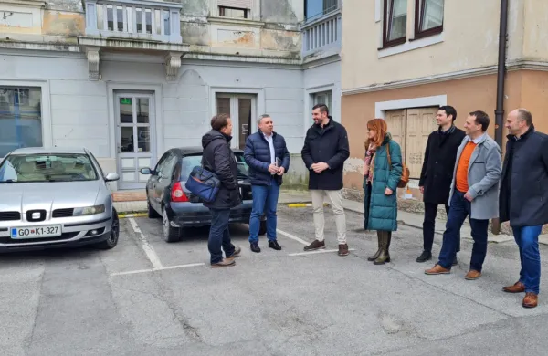 Predstavniki države, občine in PRC so si ogledali prostore, v 
katerih bo deloval prvi center za delo na daljavo v Sloveniji. 