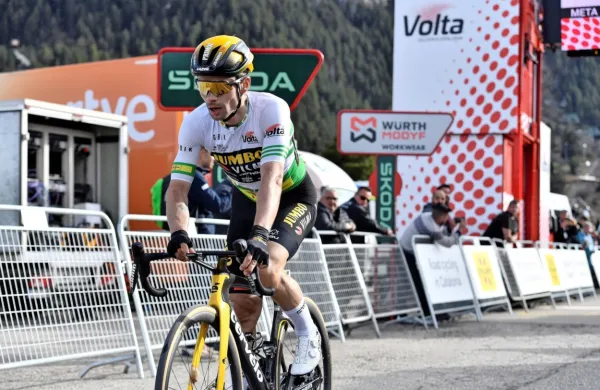 Po zahtevni včerajšnji etapi bo Primož Roglič tudi danes na dirki 
po Kataloniji vozil v majici vodilnega v skupnem seštevku. 