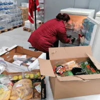 Prostovoljka Vanja, ki je minuli  četrtek zbirala viške hrane  po 
trgovinah, je z njimi napolnila vse štiri hladilnike v humanitarnem 
centru Rdečega križa.   