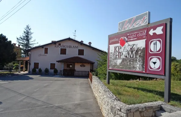 

Pred  leti je  goste  v  Križ  vabila  znana  gostilna Kraški hram, nato  pa  
so  moške  obiskovalce na  Kras  vabili  z  drugačno  ponudbo. 