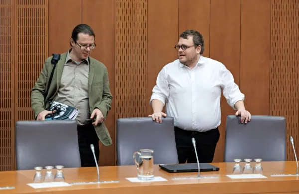 Sekretar na ministrstvu za delo, družino, socialne zadeve in enake 
možnosti Luka Omladič (levo) je napovedal, da bo prenova zakona 
o dolgotrajni oskrbi obsežna in bo posegala v velik del členov 
zakona. 