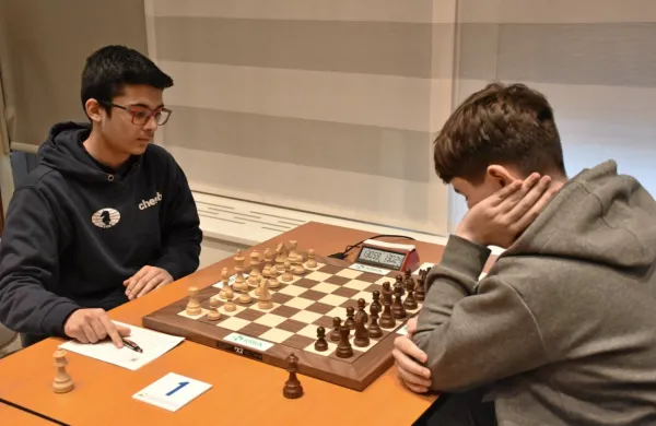 Leon Luke Mendonca (levo) je zmagovalec 27. mednarodnega 
šahovskega turnirja Hit open.