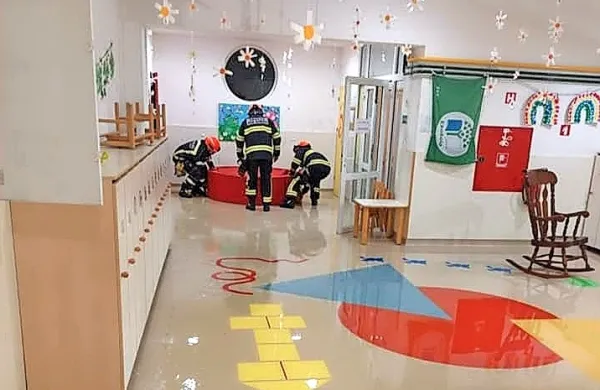 Zaradi poplave sta dve učilnici popolnoma uničeni in neuporabni.