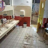 Strop je popustil tudi v sanitarijah.

