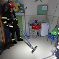 Gasilci so posesali vodo po celotnem vrtcu.