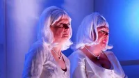  Mojca Dolinšek je prepričljivo uprizorila gospo Martin, Mirjam 
Gravnar (desno) pa gospo Smith.