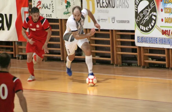 Član  prvak Dobovca Kristjan Čujec (desno) je najboljši Primorec na 
lestvici strelcev državnega prvenstva.