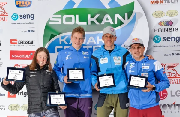 Slovenci na zmagovalnih stopničkah v Solkanu (z leve): Eva Alina 
Hočevar, Žiga Lin Hočevar, Luka Božič in Peter Kauzer. 