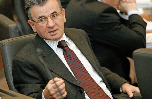 V 85. letu starosti je pred dnevi umrl dolgoletni poslanec in pravnik 
Miran Potrč.