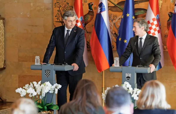 Slovenski in hrvaški premier Robert Golob (desno) in Andrej 
Plenković sta se danes dogovorila za podpis solidarnostnega 
sporazuma o oskrbi s plinom.