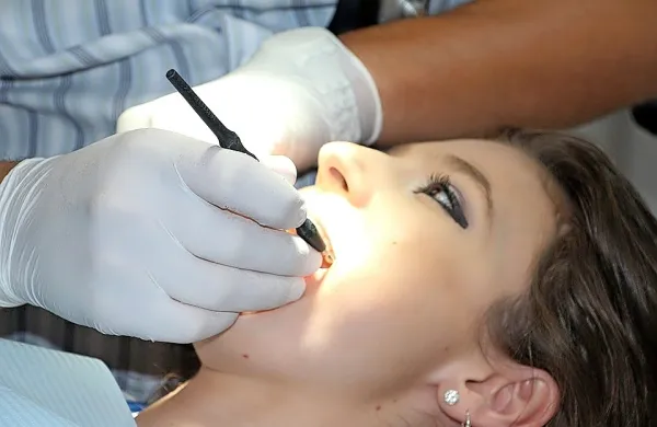 Zobozdravniki so kritični do prenove endodontskih storitev. Ta po 
oceni ZZZS zagotavlja zavarovancem oskrbo brez doplačil, izvajalcem pa nove realne cene.