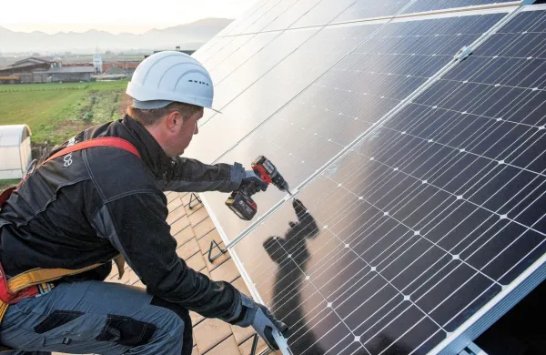 Na strehe slovenskih gospodinjstev so lani postavili 1800 sončnih 
elektrarn. Letos naj bi jih postavili 3000.