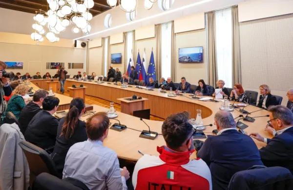 Vladna stran je  reprezentativnim sindikatom zdravstva in socialnega varstva predstavila svoj predlog koncepta načrtovanega 
plačnega stebra za zdravstvo in socialno varstvo.
