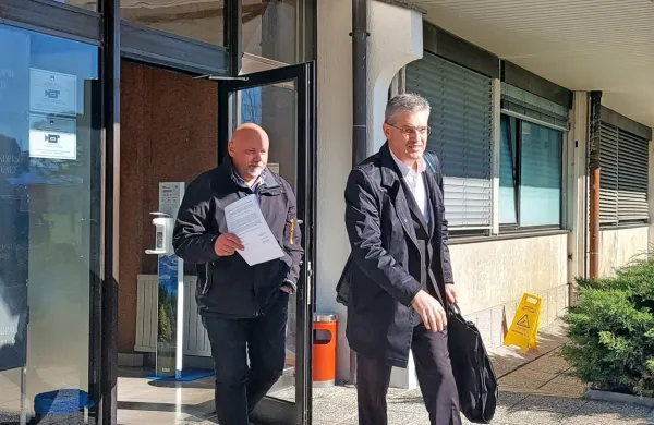 Simon  Macarol  (levo)  z  odvetnikom  Brankom  Gvozdićem 