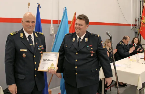 David  Krmac  (desno)  je  prevzel  vodenje  Obalne  gasilske  zveze  
Koper  od  Mirana  Gregoriča (levo),  ki  je  postal  častnik  predsednik  
zveze. 