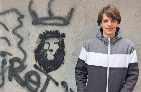 Aleks sanja o tem, da bi rešil katero od nerešenih matematičnih 
domnev, za katere že dolgo iščejo rešitve, pa jih še niso našli.