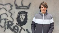 Aleks sanja o tem, da bi rešil katero od nerešenih matematičnih 
domnev, za katere že dolgo iščejo rešitve, pa jih še niso našli.