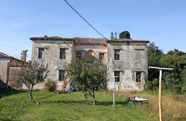 Občina prodaja tri nepremičnine, ki so na širšem območju 
graščine Panajotopulo v Bertokih.