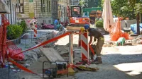 Tujci iz tretjih držav  bodo morali osnovno znanje slovenščine (A2) 
dokazovati, da bi pridobili dovoljenje za stalno prebivanje. Njihovi 
družinski člani bodo morali po letu bivanja pri nas slovensko znati 
na vstopni ravni (A1).  