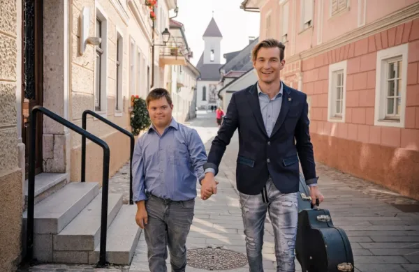 Pesem Zakaj gorijo solze je dobila tudi videospot, ki ga je  režiral 
Rok Maver, v njem pa  je eno od vlog odigral Tristan, fant z 
Downovim sindromom.