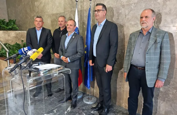 Minister za naravne vire in prostor je prihodnost oskrbe Istre in  
zaledja s pitno vodo predstavili v družbi dveh županov in dveh 
direktorjev vodovodov. Na sliki so (z leve) direktor Rižanskega 
vodovoda Martin Pregelj, župan Komna Erik Modic, minister Uroš 
Brežan, župan Kopra Aleš Bržan in direktor Kraškega vodovoda 
Sežana Primož Turšič.