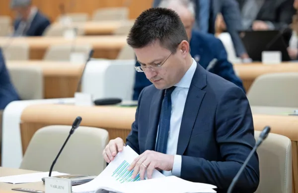 Tilen Božič je odstopil po premierjevi kritiki ekipe ministrstva za 
finance, da načrtovane davčne reforme ni znala ustrezno predstaviti javnosti.