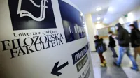 Afera z dodatki je skalila odnose na Filozofski fakulteti. Ko so sumi 
prišli v javnost, je takratni dekan Roman Kuhar povedal celo, da se 
nadenj zgrinjajo pritiski, zakaj stvari ni pometel pod preprogo. 
