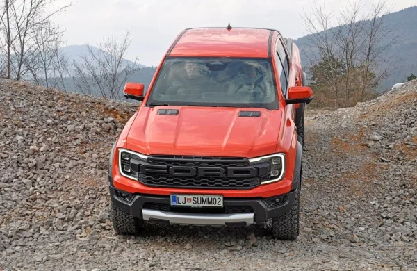Fordovi trgovci so iz tovarne na Tajskem pred kratkim prejeli prvo 
večjo pošiljko rangerjev z oznako raptor, ki je na voljo z novim 
bencinskim šestvaljnikom in z znanim dizelskim štirivaljnikom.