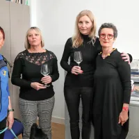 Za lepe šopke in sladko pogostitev sta poskrbeli vodja časopisnega 
marketinga Tanja Robič (druga z desne) in njena kolegica Martina 
Furlanič, ki sta z veseljem pokramljali s Silvo Ferletič in Vesno 
Krošlin Grlj.     