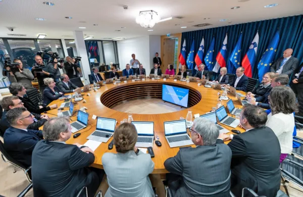 

Vlada je poudarila, da pri snovanju in iskanju ustreznih rešitev 
izvaja smiselne in vzdržne politike, ki lahko Slovenijo dolgoročno 
gospodarsko in socialno krepijo.