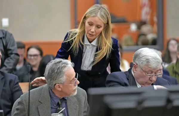 Ko je Gwyneth Paltrow odhajala iz sodne dvorane, se je na kratko 
ustavila pri upokojenem zdravniku in mu dejala, da mu želi vse dobro. 
Ta naj bi ji odvrnil: “Hvala, draga.” 