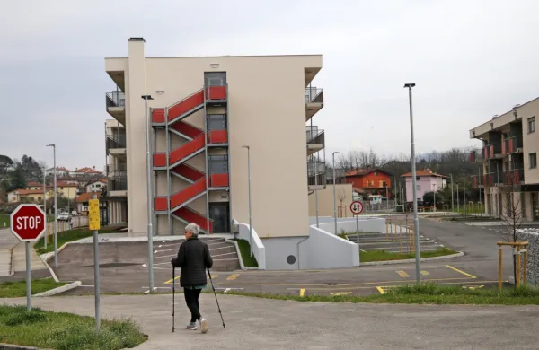 Dom naj bi po načrtih odprli danes, a vrata ostajajo zaprta, saj vsi postopki še niso končani. 