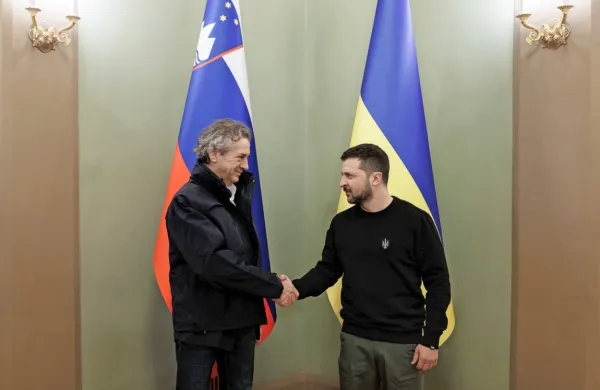  Premier Robert Golob se je sestal z ukrajinskim predsednikom 
Volodimirjem Zelenskim.