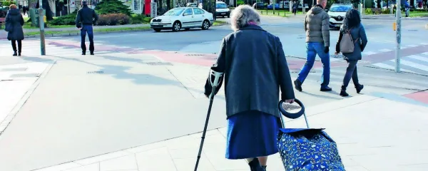 Varna starost je zaradi plačnega krča nedostopna