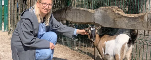 Irena Furlan s pritlikavo kozo v ogradi Mini Zoo, kjer lahko manjše 
domače živali tudi pobožamo. 