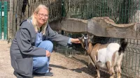 Irena Furlan s pritlikavo kozo v ogradi Mini Zoo, kjer lahko manjše 
domače živali tudi pobožamo. 